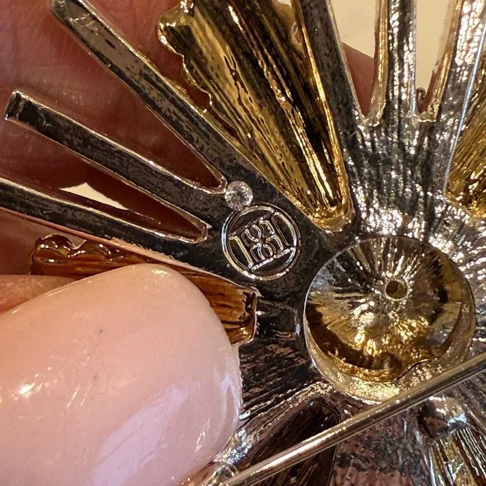 Elegant Gold and Silver crystal Brooch - Picture 8 of 10